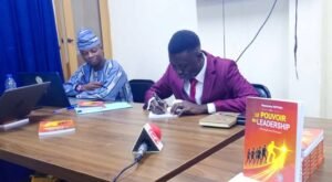 Hassoume Natama enrichit les bibliothèques du Burkina Faso avec « Le pouvoir du leadership »