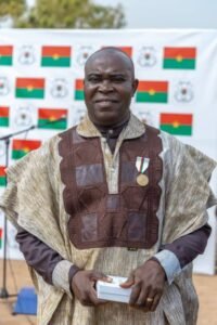 Culture : L’artiste tradi-moderne Doundosy élevé au rang de Chevalier de l’Ordre du Mérite burkinabè