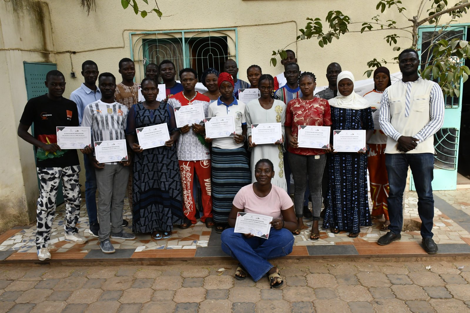 Les vingt visages du renouveau touristique au Sourou brandissant leurs attestations de fin de formation à Tougan