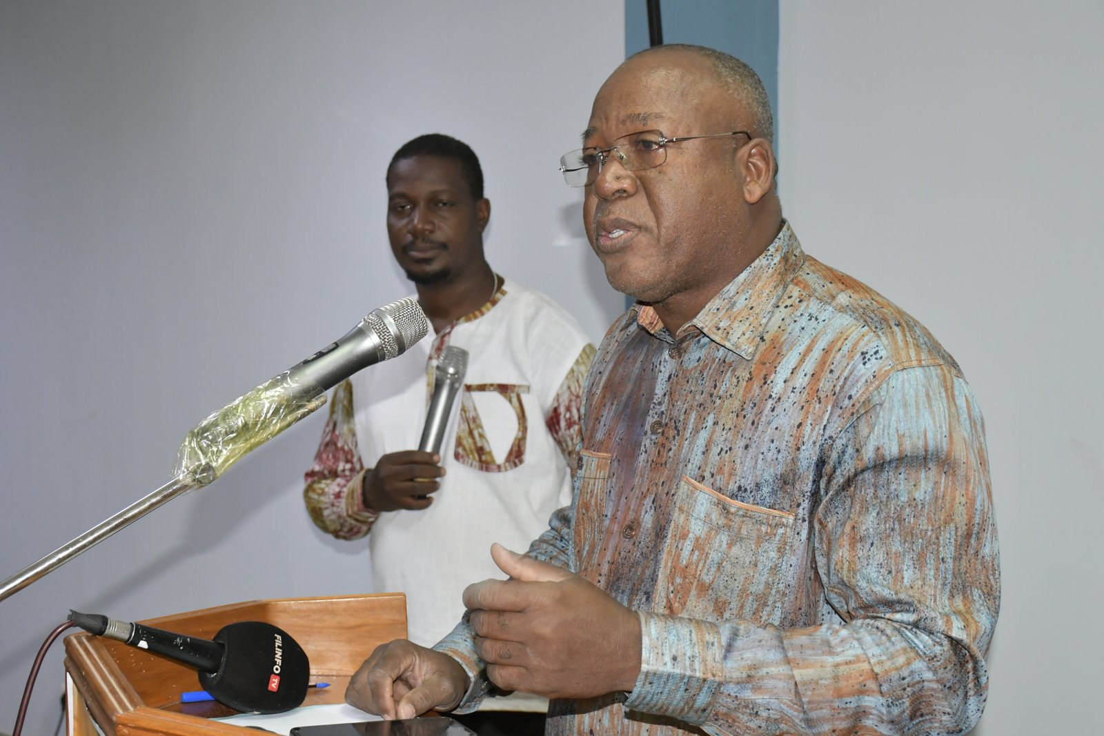 Le coordinateur artistique, Guy Désiré Yaméogo, expliquant l'importance de l'ancrage culturel et linguistique (Mooré) du projet