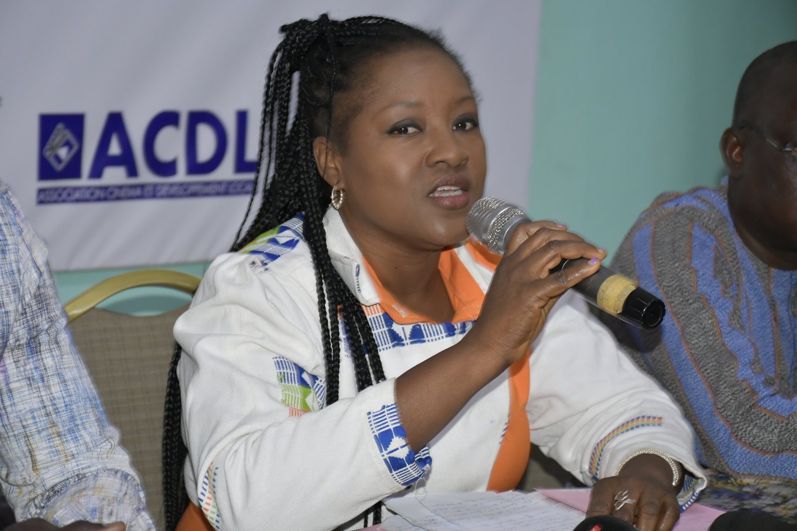 La réalisatrice Kady Traoré, marraine du projet, prodiguant des conseils aux jeunes talents sur la responsabilité éthique du cinéaste